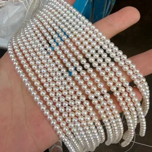 Detailopname van kleine ronde zoetwaterparelstrengen met sterke glans en gelijkmatige fijne kwaliteit.