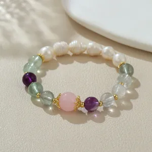 Bunte Kristall Natur Süßwasser Perle Perlenarmband Detailaufnahme, eleganter Schmuck.