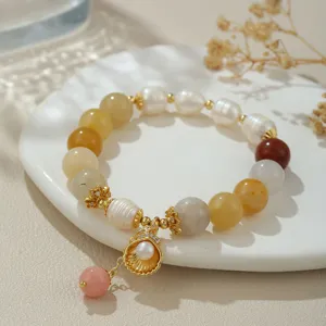 Nahaufnahme des eleganten Süßwasserperlen und Kristall Perlenarmbands mit Muschelanhänger.