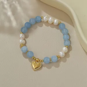 Natürliches blaues Kristall-Süßwasserperlen-Armband mit goldenem Herz-Anhänger Strass-Details.