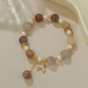 Schmuckvolles Armband aus echten Süßwasserperlen und Kristallen mit goldenem Anhänger.