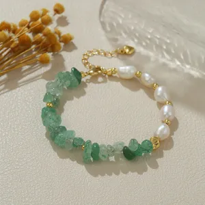Nahaufnahme von unregelmäßigem grünem Stein und Süßwasserperle Armband mit goldenen Perlen.