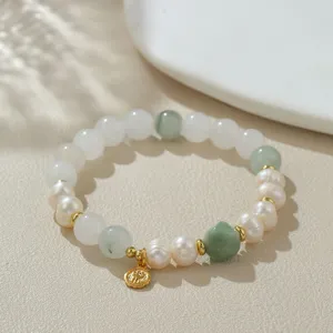 Detailansicht mit Nahaufnahme des eleganten Edelstein und Perlenarmband Accessoires.