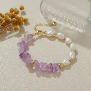 Süße natürliche Süßwasserperle lila Kristall Chip Armband Detailansicht mit feiner Goldkette.