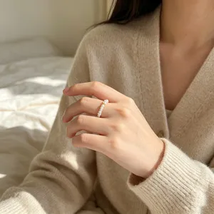 Eleganter Süßwasserperlen Stretch Ring mit Goldperle, minimalistischer französischer Schmuck.