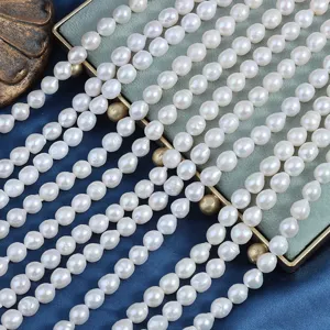 Nahaufnahme Detail von 7mm unregelmässigen Barock Süsswasserperlen, ideal für DIY Schmuck.