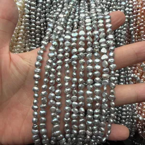 Dettaglio di fili di perle barocche grigie d'acqua dolce con forte lucentezza e forme irregolari.