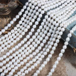 Nahaufnahme von 7mm unregelmäßigen Barock Süßwasserperlen Strängen für DIY Schmuck.