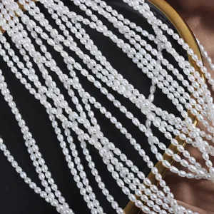 Natürliche kleine Süßwasser Reißperlen Stränge 3.5-4mm kaltweiß Perlenschmuck Halbzeug.