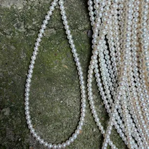Close-up detail van natuurlijke zoetwaterparel strands, 5-5.5mm bijna ronde losse kralen voor DIY.