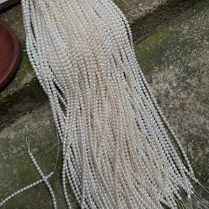 Zoetwater parels halffabrikaat detailweergave glanzend witte ronde parelsnoeren voor sieraden.