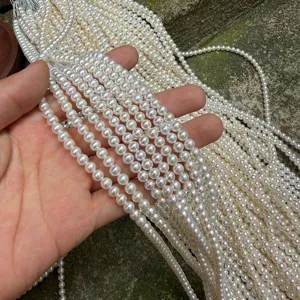 Close-up van bulk witte zoetwaterparelstrengen, perfect voor het maken van DIY-sieraden en handwerk.