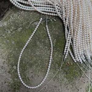 Gedetailleerd overzicht van zoetwater parel strengen 5-5.5mm halffabrikaat voor sieraden.