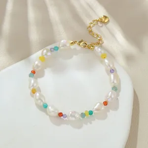 Nahaufnahme des Barockperlenarmbands mit bunten Perlen und verstellbarer Verlängerungskette.