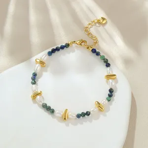 Barockperlen Armband mit natürlichen unregelmäßigen Steinen und verstellbarer goldener Kette.