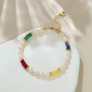 Nahaufnahme Detail Barockperle Edelstein Armband mit bunten Perlen und Goldkette.