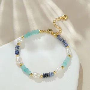Barockes Naturperlenarmband mit blauen Perlen und verstellbarer Verlängerungskette.