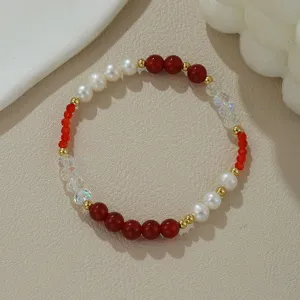 Süsswasserperlen Armband mit roten Perlen und Kristall. Detailaufnahme vom Schmuck.