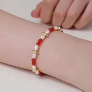 Barockperle und rote Perlen Armband mit goldenen Metall-Abstandshaltern, eleganter Schmuck.