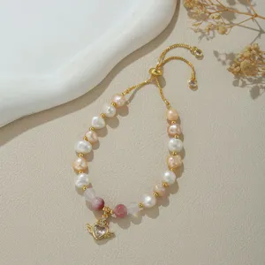 Detailansicht von echten Perlen und Erdbeerquarz Armband mit verstellbarer Goldkette.