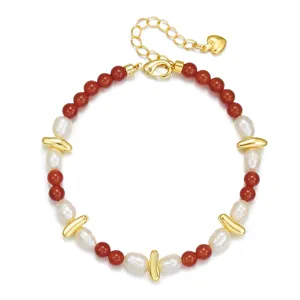 Detailansicht des Barockperlen- und roten Perlenarmbands mit goldener Verlängerungskette.
