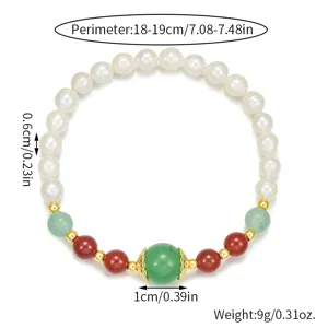 Natürliches Süßwasserperlen Armband mit rotem Achat und grünen Steinperlen Detail.