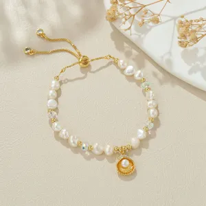 Elegantes Detail des Süßwasserperlenarmbands mit verstellbarem Verschluss und Muschelanhänger.