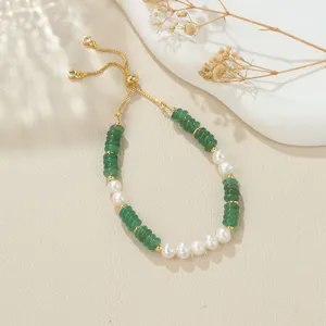 Elegantes Armband aus grünen Jadeperlen und Perlen mit verstellbarer goldener Kette.