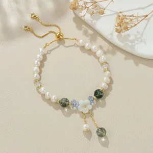 Zartes Süßwasserperlen Armband mit grünem Kristall und Blumenanhänger, verstellbare Schiebekette.