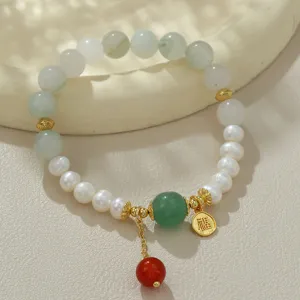 Elegantes Natur Süßwasserperlen und grünes Jade Edelstein Armband mit Glücksanhänger.