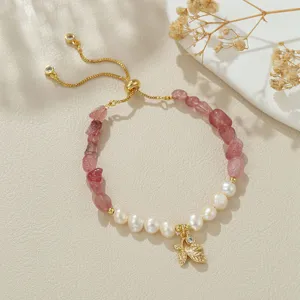 Elegantes Süsswasserperlen und Erdbeerquarz Armband mit feinem goldenen Blatt Anhänger.