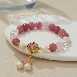 Nahaufnahme im Detail des Armbands mit Perlen und Erdbeerquarz im chinesischen Stil.
