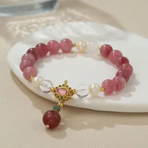 Detailansicht des chinesischen Perlenarmbands mit Erdbeerquarz und edlen Perlenstuecken.