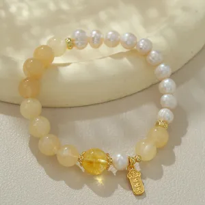Natürliche Süßwasserperlen und gelbe Kristall Armbänder mit goldenen Metallanhängern, elegant.