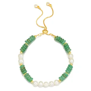 Detailaufnahme des verstellbaren Jade- und Perlenarmbands mit grünen Perlen und weißen Perlen.