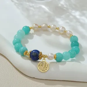 Bracelet de perles naturelles et pierres précieuses avec pendentif Fu, détail bijou.