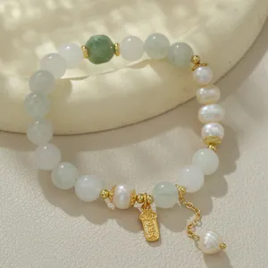 Elegantes Süßwasserperlen und Jade Perlenarmband mit goldenen Anhängern, trendiger Modeschmuck.