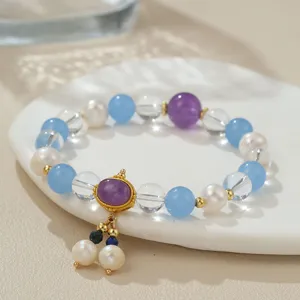 Nahaufnahme des neuen chinesischen Perlen- und Kristall-Perlenarmbands mit Anhänger.