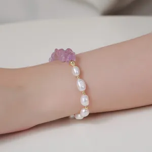 Detailansicht des zauberhaften Süßwasserperlen und lila Kristall Armbands im süßen Stil.