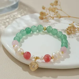 Nahaufnahme Detail Edelstein Perlenarmband mit Süßwasserperle und goldenem Schmetterling