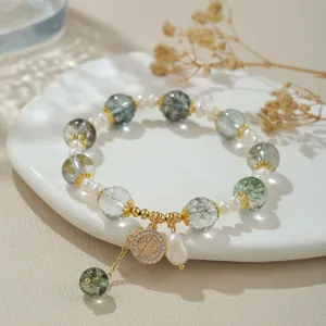 Detailansicht des natürlichen Süßwasserperlen- und grünen Kristallperlenarmbands mit Anhänger.