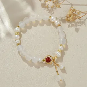 Detailansicht des chinesischen Naturperlen Kristall Achat Armbands mit goldenem Anhänger