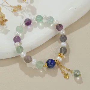 Chinesisches Süßwasserperlen Armband Detailaufnahme, elegantes Edelstein Design mit Anhänger.