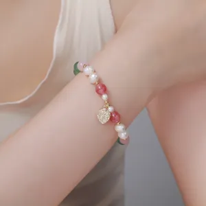 Elegantes Süßwasserperlen Perlenarmband mit bunten Kristallsteinen und feinem Metallanhänger.
