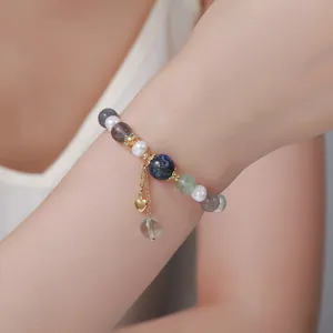 Neuartiges Armband im chinesischen Stil mit Süßwasserperlen und blauem Edelstein Detail.