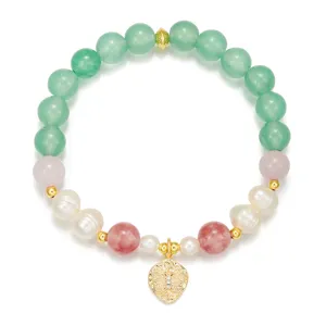 Nahaufnahme der natürlichen Süßwasserperlen und grünen Kristallperlen Armband mit Anhänger.