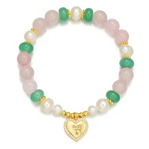 Detailansicht des mehrfarbigen Perlenarmbands mit rosa Quarz und verziertem Herzanhänger.