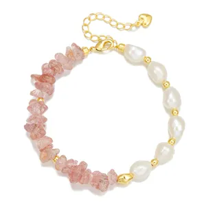 Süßes Armband aus natürlichen Süßwasserperlen und rosa Steinen mit vergoldeter Herzverlängerungskette.