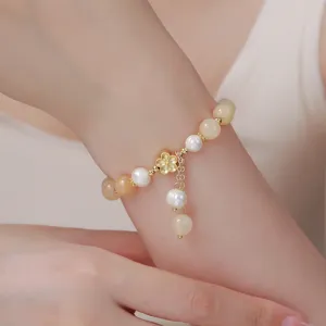 Elegantes chinesisches Perlen Armband mit Naturkristall Perlen und goldenen Blumen Anhaengern.