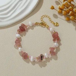 Natuurlijke zoetwaterparel en roze kristal kraal armband met gouden ketting detail.